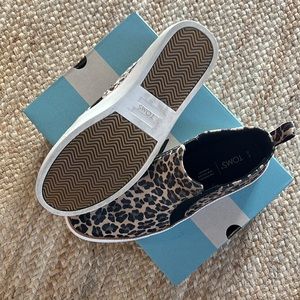 EUC TOMS slip on sneakers, Sz 10